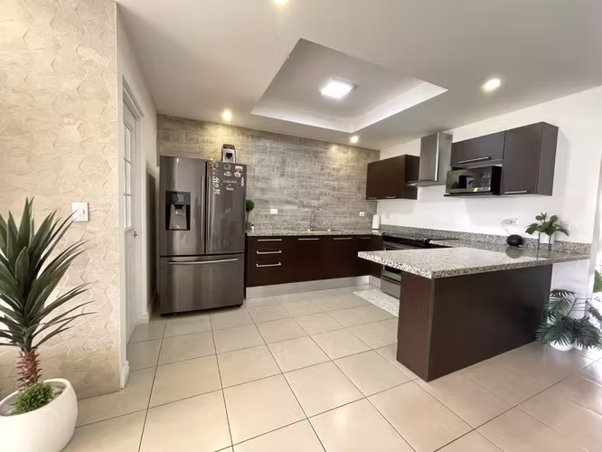 ALQUILER CASA EN CONDOMINIO RIO PALMA, GUACHIPELIN ESCAZÚ - Imagen 2
