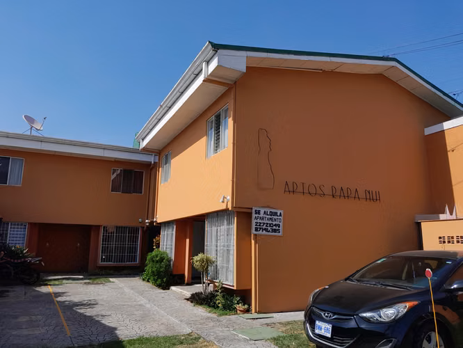 Lindo y seguro apartamento de dos pisos con dos parqueos