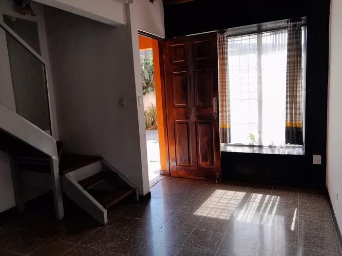 Lindo y seguro apartamento de dos pisos con dos parqueos - Imagen 2