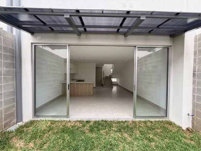 Casa nueva en alquiler en Santo Domingo, OPORTUNIDAD con patio. Entrega inmediata. - Imagen 4