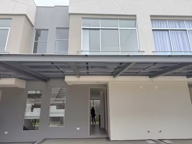 Casa nueva en alquiler en Santo Domingo, OPORTUNIDAD con patio. Entrega inmediata. - Imagen 3