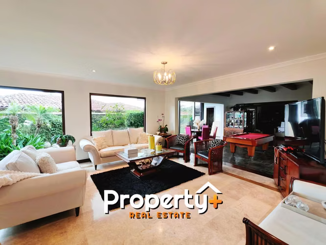 Casa en Jaboncillos Escazú 420 m² en condominio boutique 4 Habitaciones + Servicio