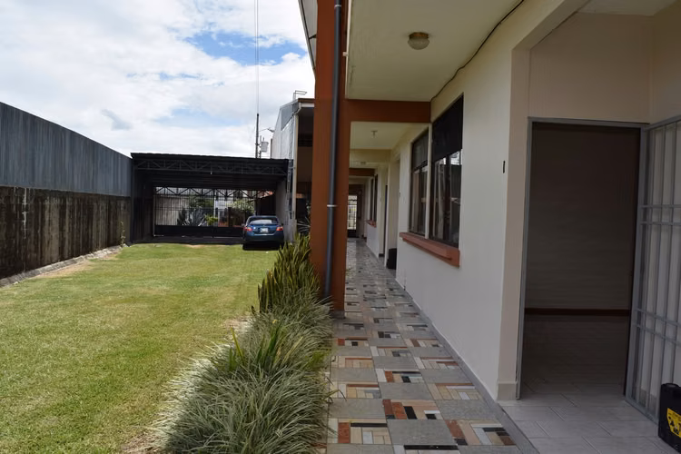 Alquilo apartamento en Mercedes Norte, segundo piso, cochera 1 carro, 2 habitaciones