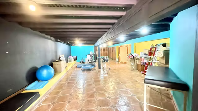 Casa de Lujo con Impresionante Lote en Pinares | Extensas Zonas Verdes con Árboles - Imagen 19