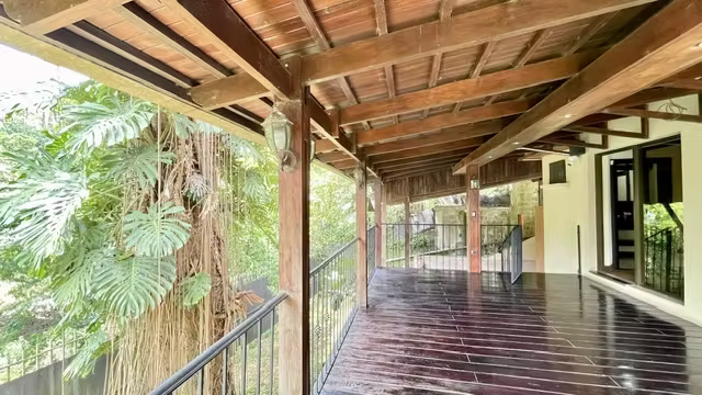 Casa de Lujo con Impresionante Lote en Pinares | Extensas Zonas Verdes con Árboles - Imagen 10