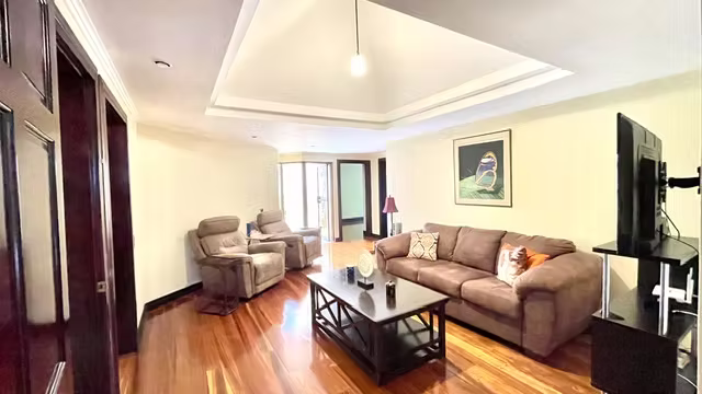 Casa de Lujo con Impresionante Lote en Pinares | Extensas Zonas Verdes con Árboles - Imagen 12