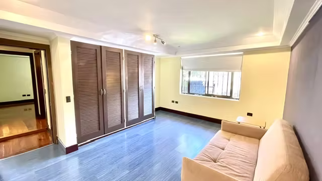 Casa de Lujo con Impresionante Lote en Pinares | Extensas Zonas Verdes con Árboles - Imagen 16