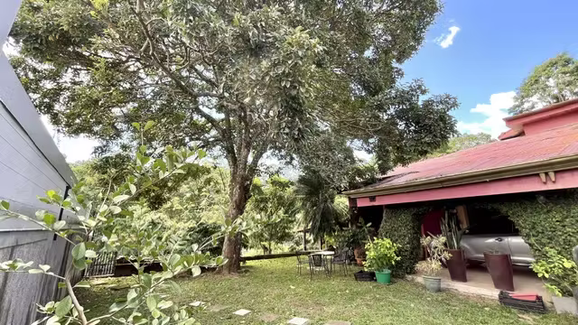 Casa de Lujo con Impresionante Lote en Pinares | Extensas Zonas Verdes con Árboles - Imagen 2