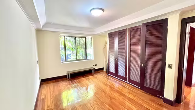 Casa de Lujo con Impresionante Lote en Pinares | Extensas Zonas Verdes con Árboles - Imagen 18
