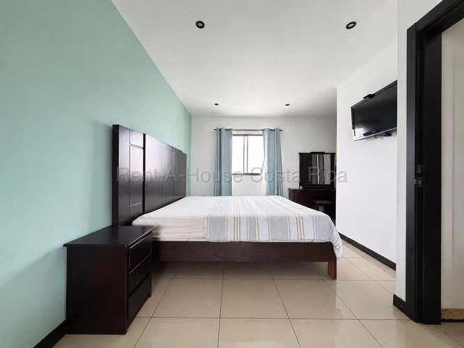 Venta de casa con piscina privada en Heredia, Ulloa. - Imagen 13