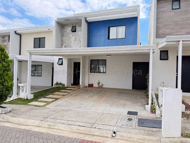 Venta de casa con piscina privada en Heredia, Ulloa.