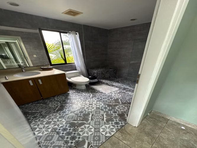 Condominio de 3 Habitaciones en Jacó con Acceso a Piscina en Ubicación Privilegiada - Imagen 2