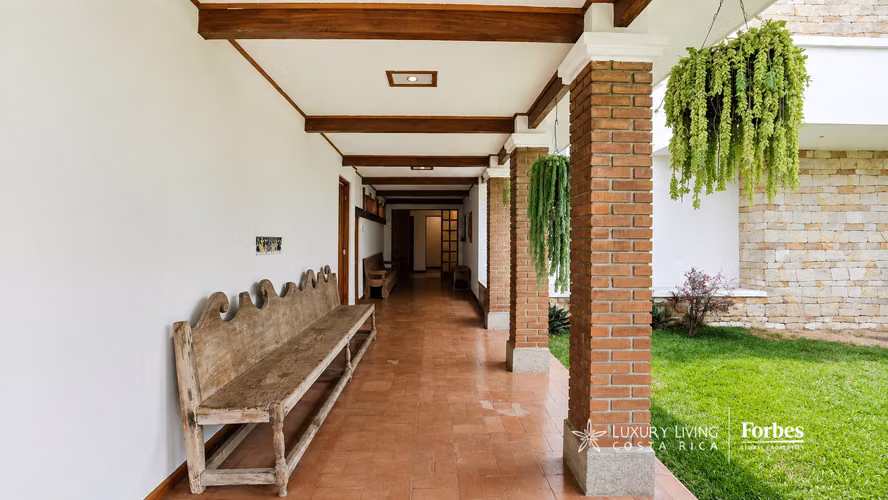 21512 - Casa de 5 habitaciones en alquiler con piscina y jardines en Escazú - Imagen 16