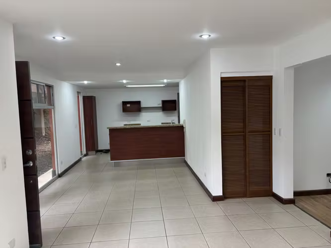 Apartamento con jardín en Pinares, Curridabat - Imagen 7