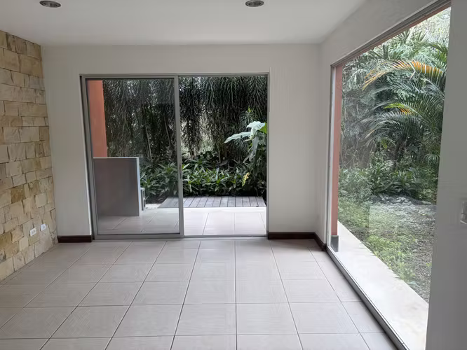 Apartamento con jardín en Pinares, Curridabat