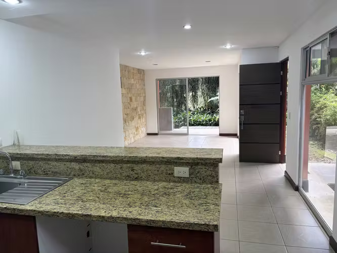 Apartamento con jardín en Pinares, Curridabat - Imagen 8