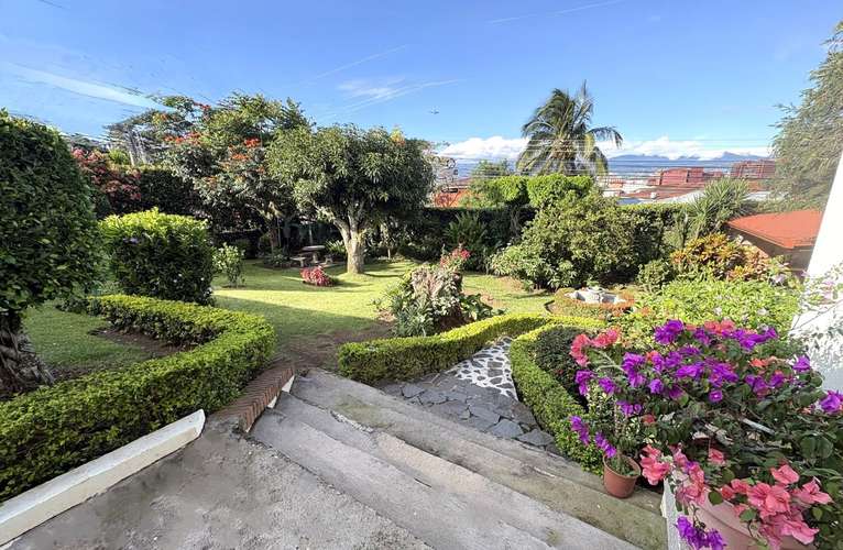 ESCAZU-POR DISTRITO 4! CASA INDEPENDIENTE ESQUINERA DE 4 HAB + SERVICIO, STUDIO Y AMPLIO JARDIN