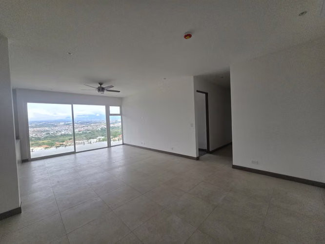 Guachipelín | Casa en Condominio con Amplio Jardín y Vista | $3,700 + IVA - Imagen 3