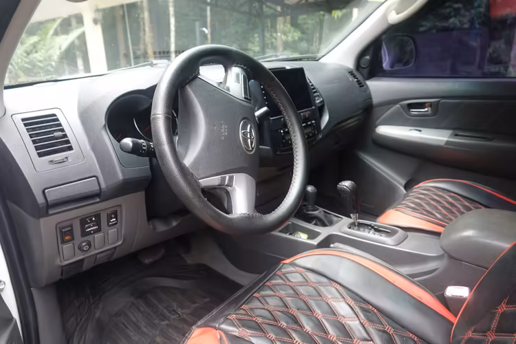2013 Toyota Hilux Automático - Imagen 9