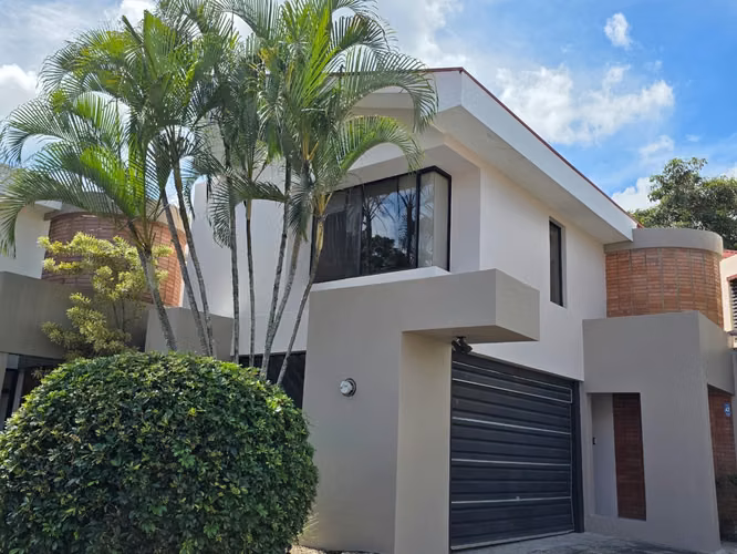 Se vende casa con excelente ubicación (MJ)