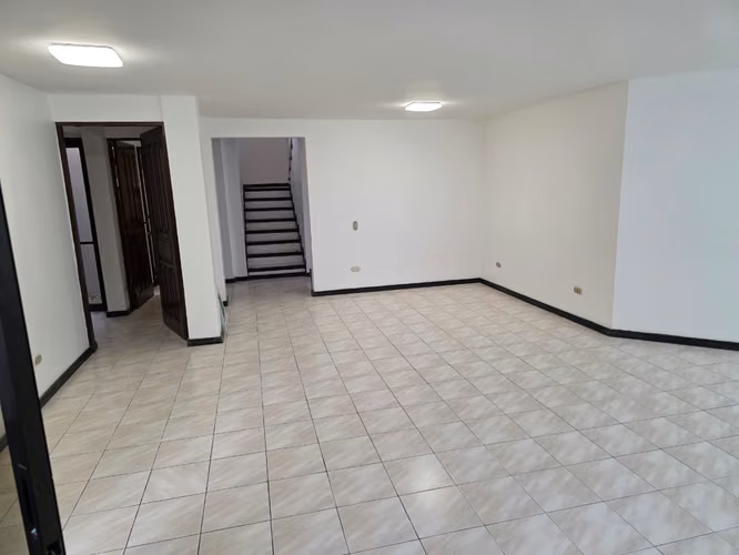Se vende casa con excelente ubicación (MJ) - Imagen 6