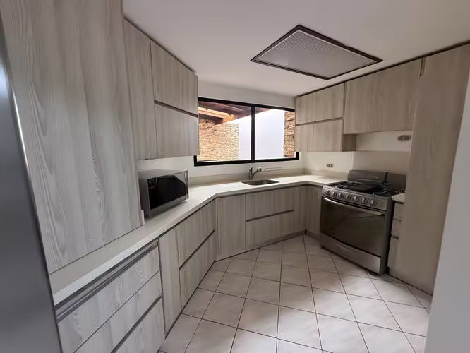 Se vende / Alquila casa con excelente ubicación (MJ) - Imagen 3