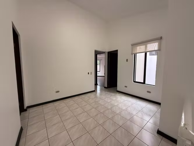Se vende / Alquila casa con excelente ubicación (MJ) - Imagen 8