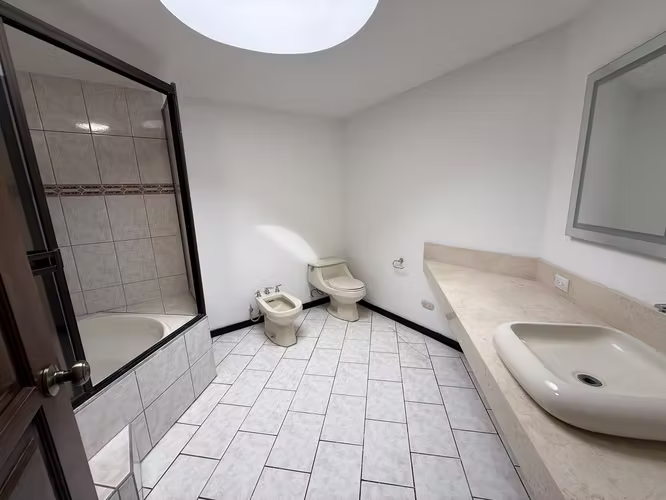 Se vende / Alquila casa con excelente ubicación (MJ) - Imagen 10