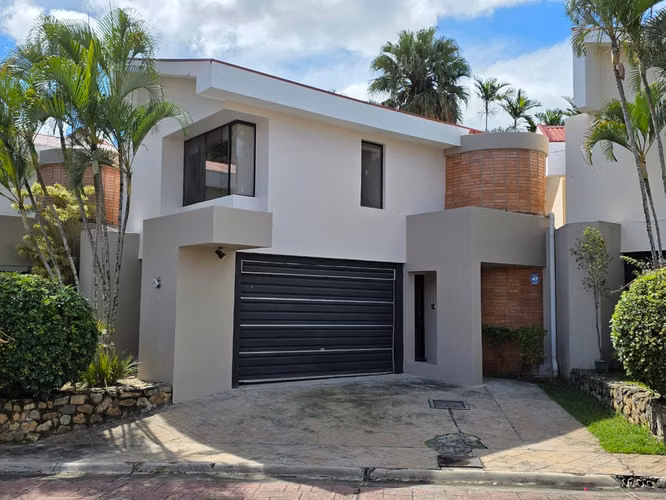 Se vende / Alquila casa con excelente ubicación (MJ)