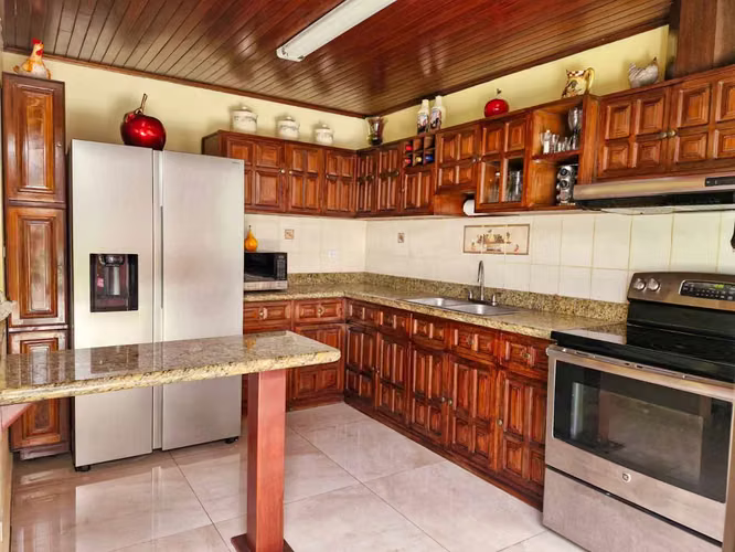 Venta de casa de un nivel con uso ZRMC y amplios espacios