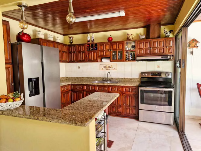 Venta de casa de un nivel con uso ZRMC y amplios espacios