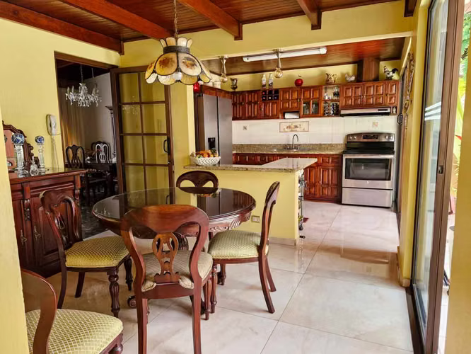 Venta de casa de un nivel con uso ZRMC y amplios espacios