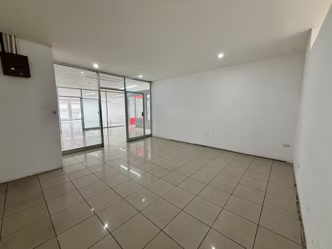 ALQUILER AMPLIO SALÓN DE 400 m² PARA OFICINAS (MJ) - Imagen 7