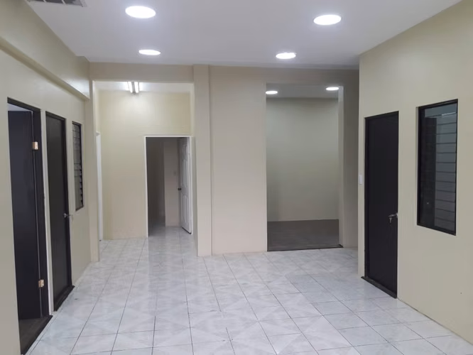 Alquiler de oficina en segundo piso muy seguro, Lomas de Ayarco