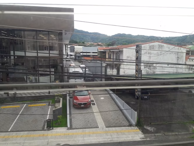 Alquiler de oficina en segundo piso muy seguro, Lomas de Ayarco