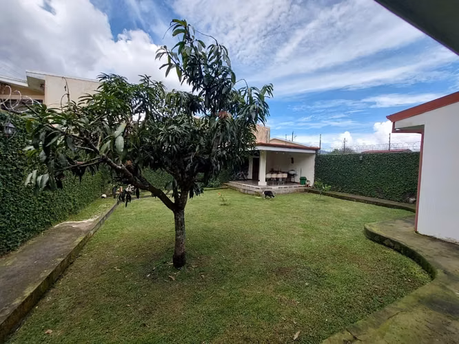 Venta de Casa con 5 parqueos en San Miguel de Santo Domingo - Imagen 13