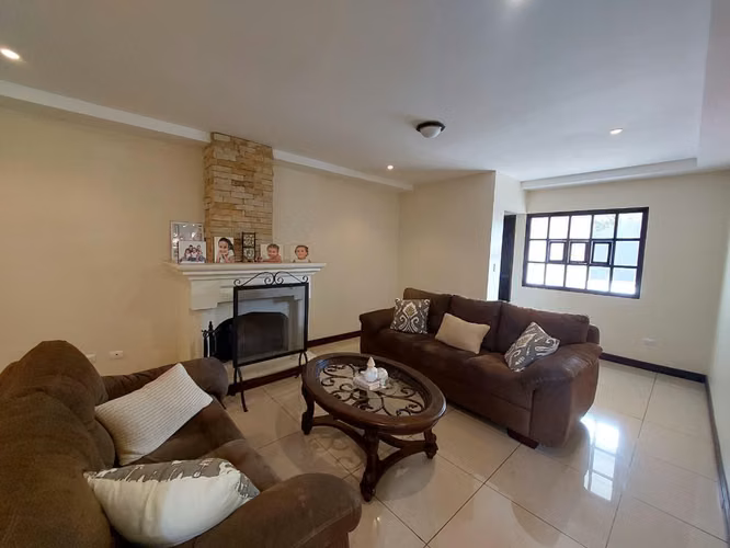 Venta de Casa con 5 parqueos en San Miguel de Santo Domingo - Imagen 7