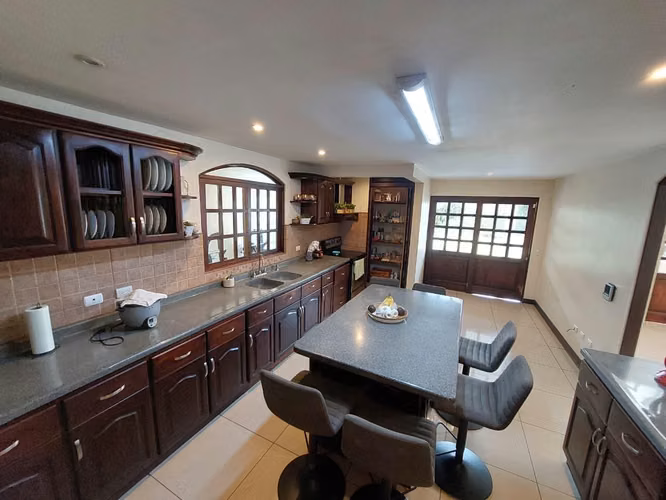 Venta de Casa con 5 parqueos en San Miguel de Santo Domingo - Imagen 8