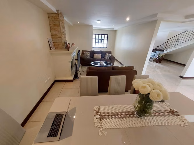 Venta de Casa con 5 parqueos en San Miguel de Santo Domingo - Imagen 6