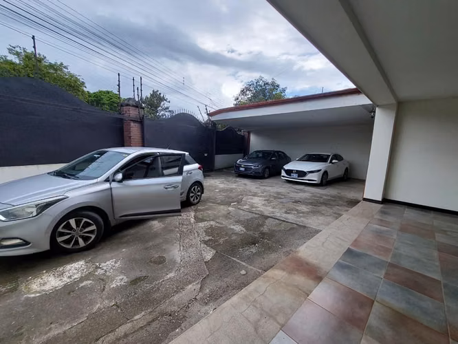 Venta de Casa con 5 parqueos en San Miguel de Santo Domingo - Imagen 2