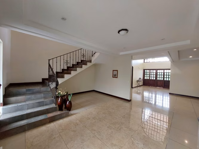 Venta de Casa con 5 parqueos en San Miguel de Santo Domingo - Imagen 3