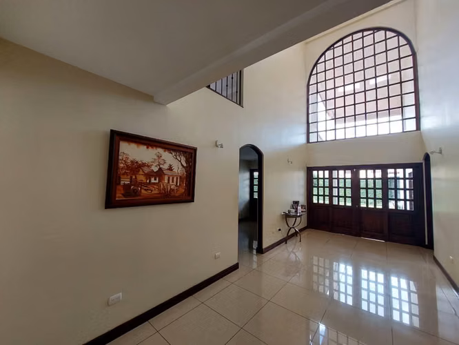 Venta de Casa con 5 parqueos en San Miguel de Santo Domingo - Imagen 4