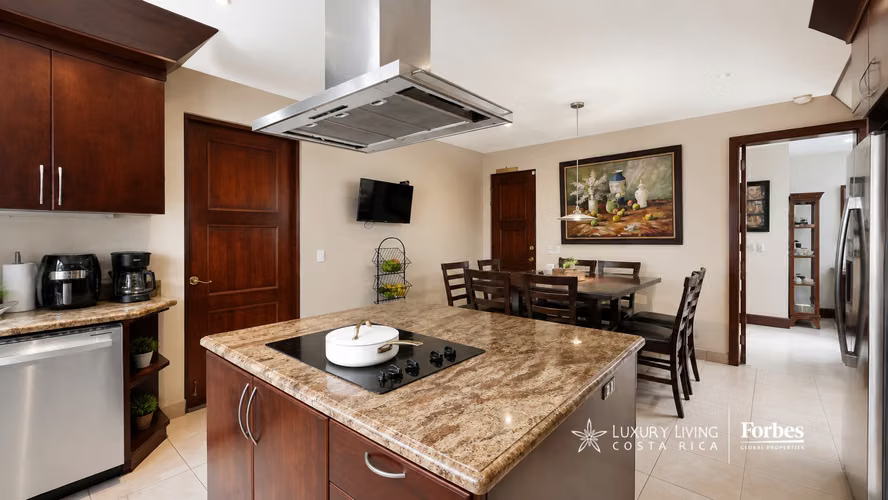 21515 - Venta de casa con piscina cerca del Country Club en Escazú - Imagen 7