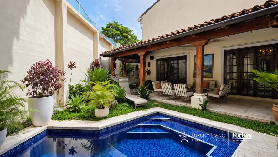 21515 - Venta de casa con piscina cerca del Country Club en Escazú - Imagen 3
