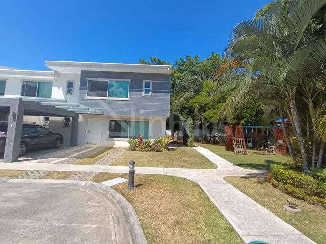 Venta de casa esquinera en condominio en Santa Ana Rio Oro