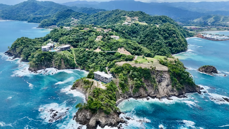 Condominio de Lujo en Herradura con Piscina Infinita y Vistas Panorámicas - Imagen 11