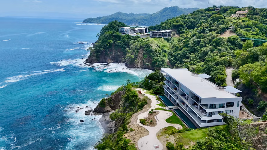 Condominio de Lujo en Herradura con Piscina Infinita y Vistas Panorámicas - Imagen 10
