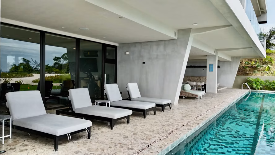 Condominio de Lujo en Herradura con Piscina Infinita y Vistas Panorámicas - Imagen 13