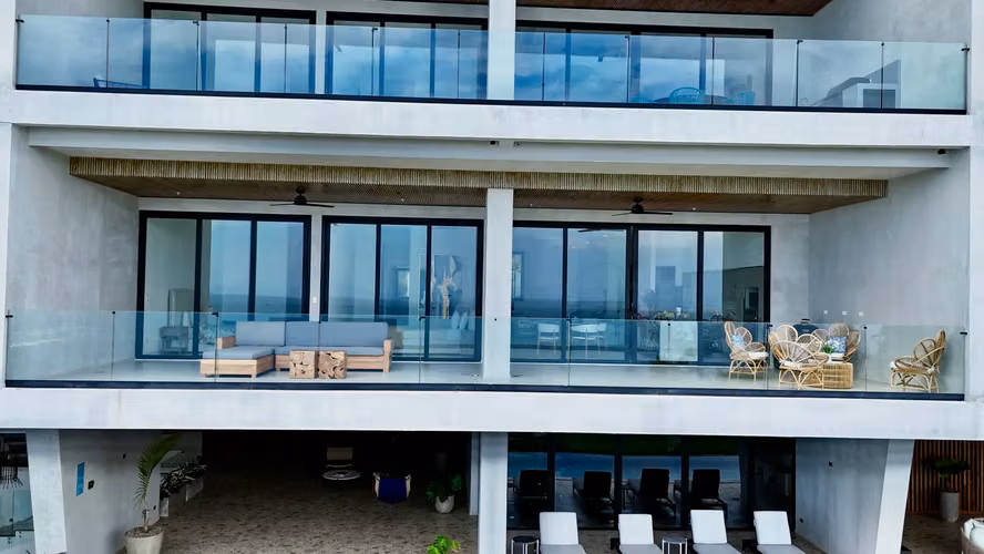Condominio de Lujo en Herradura con Piscina Infinita y Vistas Panorámicas - Imagen 9