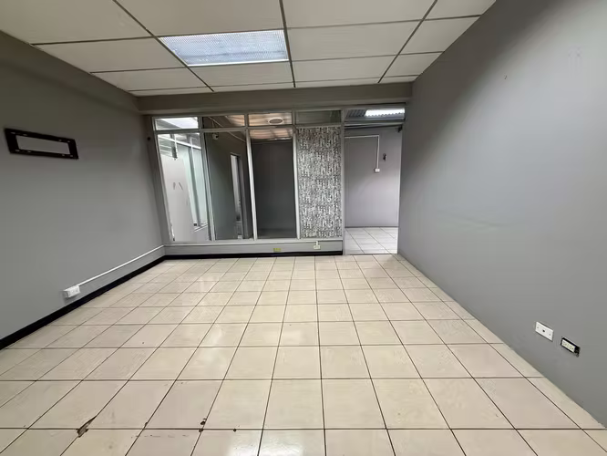ALQUILER OFICINA CON 5 PARQUEOS EXCLUSIVOS Y ASCENSOR of.3 (MJ) - Imagen 4